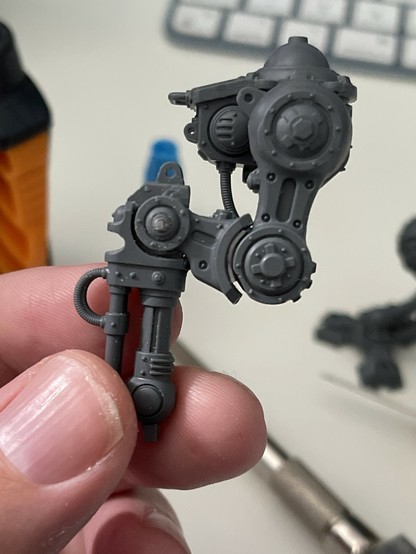 A Warhammer Armiger model’s lower half. The leg has been repositioned backwards to its most compressed.